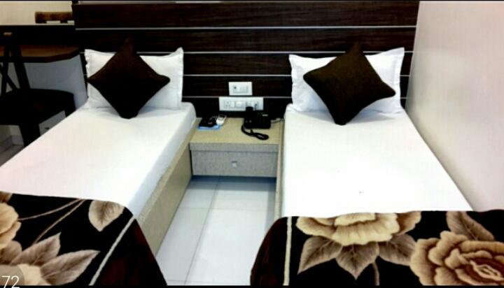 Hotel Crystal Vadodara Exterior photo