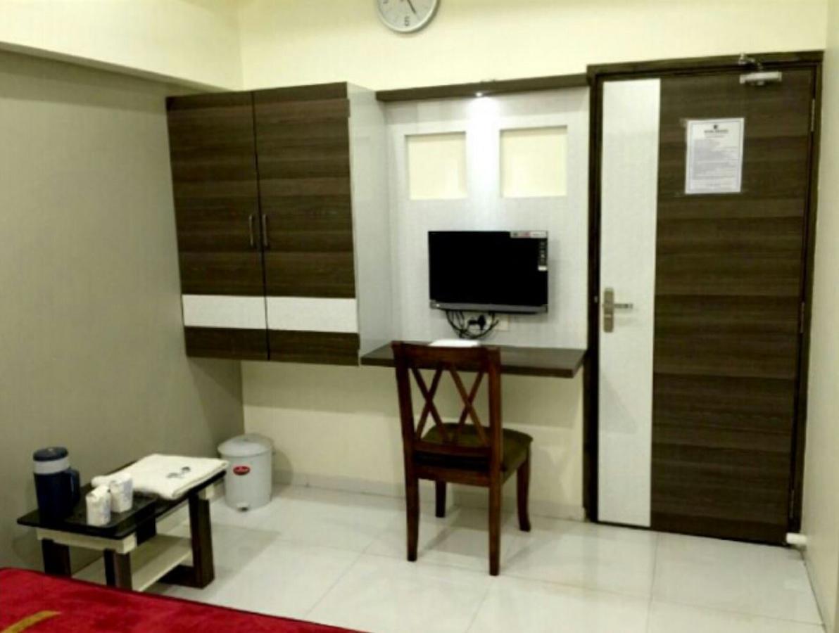 Hotel Crystal Vadodara Exterior photo